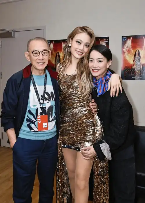 容祖儿澳门演唱会开锣,两小时内换七个造型,老板杨受成现身捧场_演出