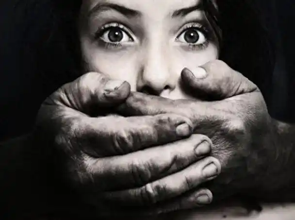 他们被犯罪分子们剥夺人身自由,遭受各种形式的剥削和虐待,成为他人口