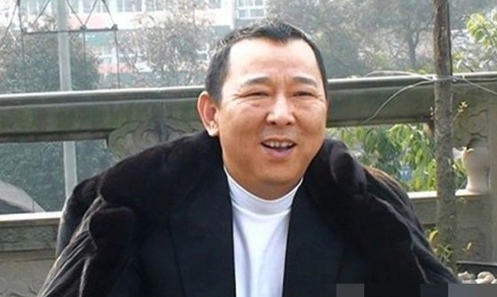 身家400亿,染指12位女星,一餐百万的刘汉,死前对妻子大哭:对不起