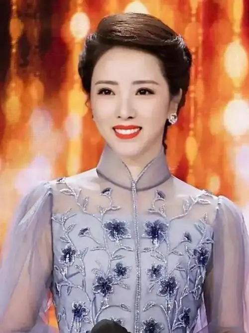 李思思,我们都不陌生,因为她曾作为春节联欢晚会的主持人,主持过多届