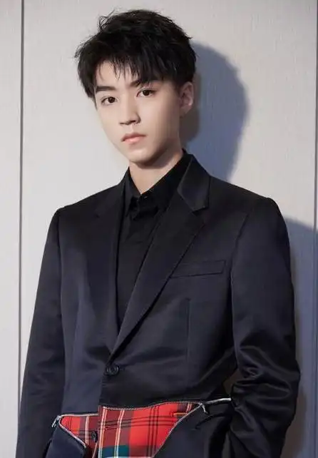 活泼少年王俊凯,黑色拼接西装,也能打破古板严肃风