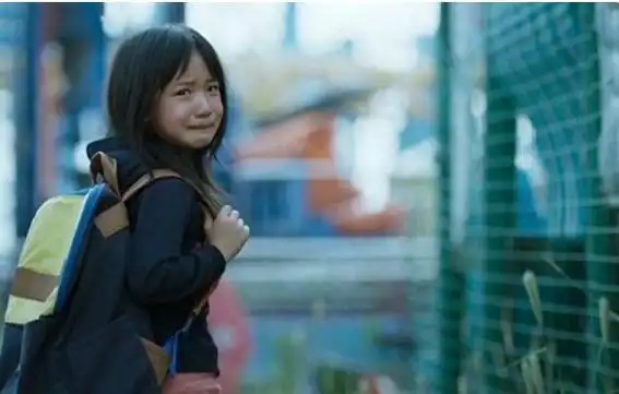 93年青海母亲虐待6岁女儿,热油灌嘴沙线封口,出狱立马挖女儿坟