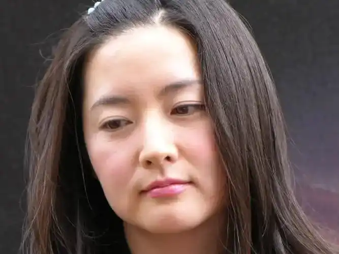 颜究院过年小脸攻略大脸女明星怎样做到脸大还美的微信搜索关注公众号