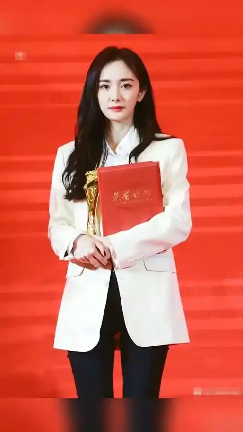 杨幂摘"影响力演员"荣誉奖,与李现同台颁奖,白色西装造型太彪