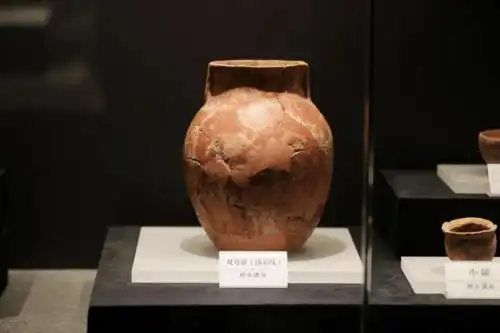 桥头遗址考古出土的双耳罐(饰彩纹)(魏炜 摄)