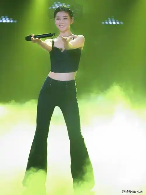 李小萌与老公高调庆生!穿黑色露背连衣裙好惊艳,被宠上天好幸福