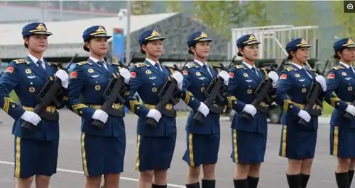 12 三军仪仗队陆军女兵 三军仪仗队女兵训练踢正步每年要磨坏7双靴子