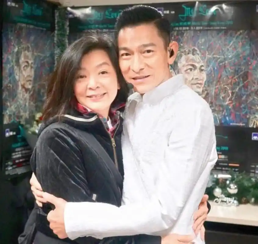 好亲密!刘德华与暗恋对象35年后再同框