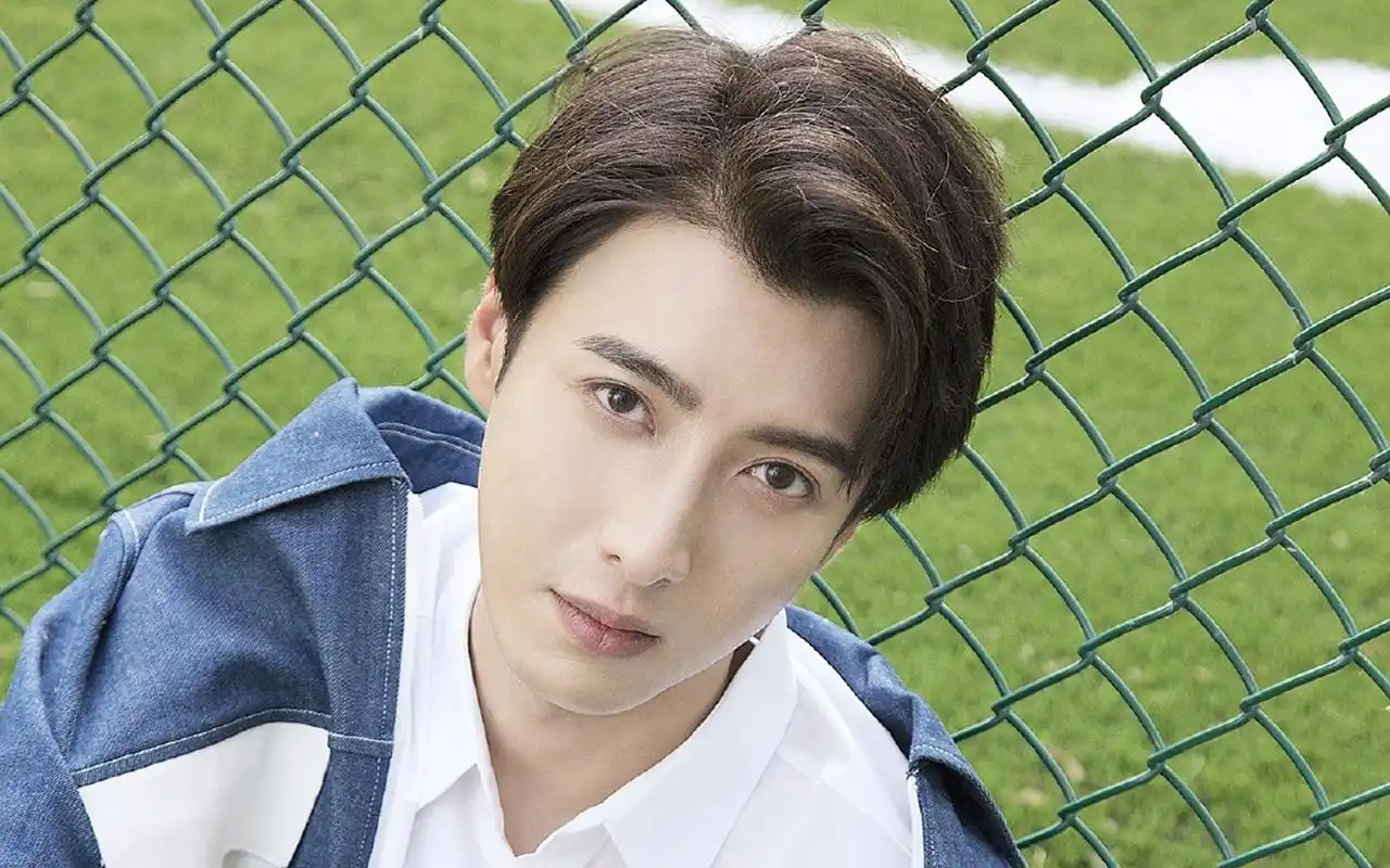 应昊茗阳光帅气户外写真图片桌面壁纸