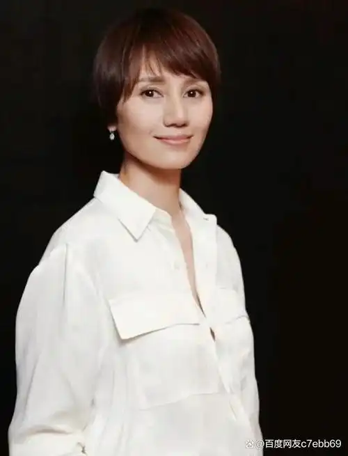 在电影《大上海》中,她与周润发合作,一个回眸便惊艳了所有观众,展现