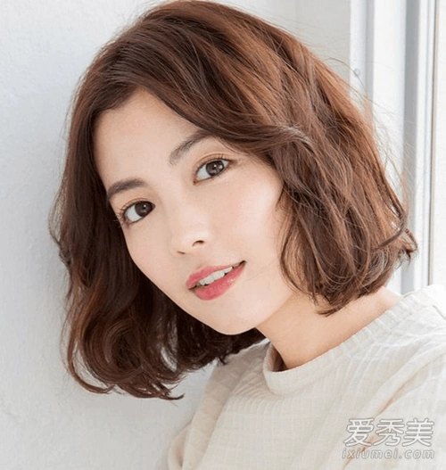 最适合ol的四款清爽又优雅的简单发型