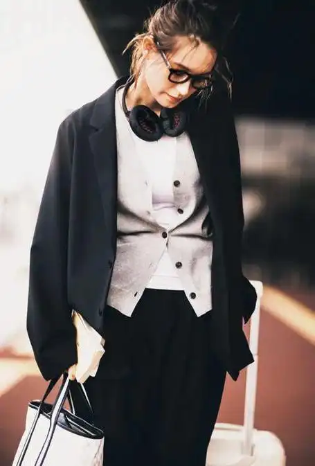 从容自信西装外套也能为旅途加分