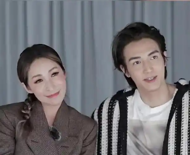 萧亚轩前男友黄皓官宣当爸手握婴儿小脚秀幸福结婚才半年多