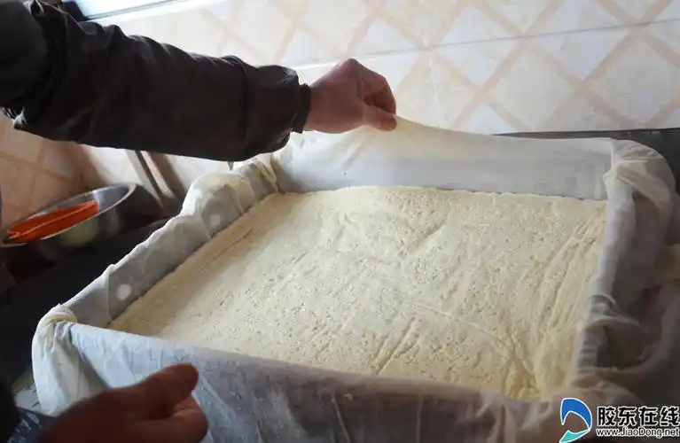 "他们有的地方,点豆腐不用卤水而是放石膏,就不如这个好吃,味道发苦.