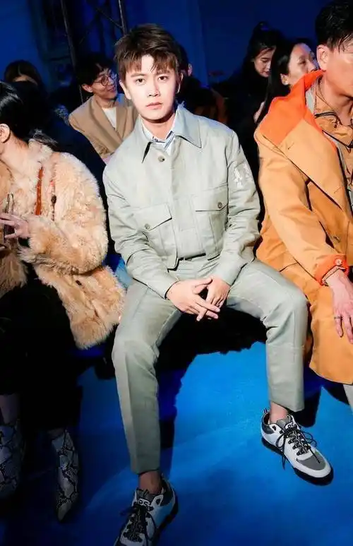 任嘉伦巴黎时装周同款衣服 任嘉伦巴黎时装周造型解析