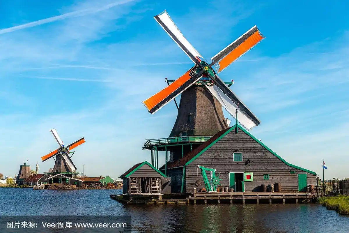 传统的荷兰风车位于zaan河边,在zaanse schans,荷兰.