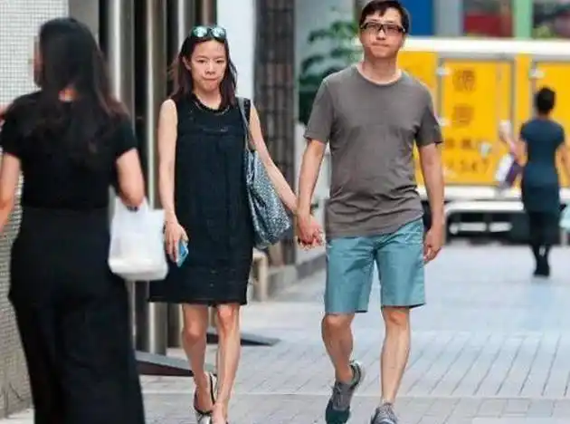 庾澄庆晒全家福,张嘉欣二胎孕肚非常明显!