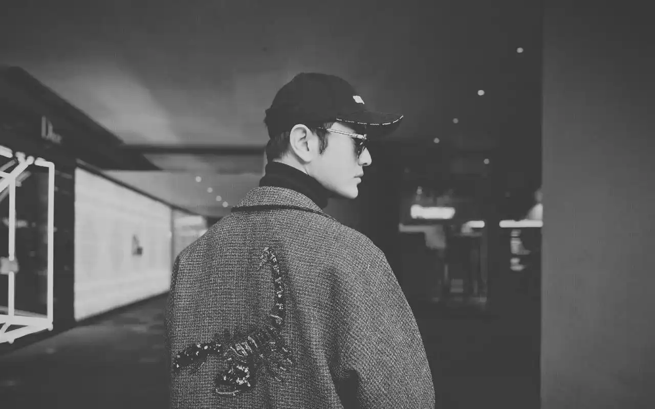 黄晓明复古黑白街拍图片桌面壁纸