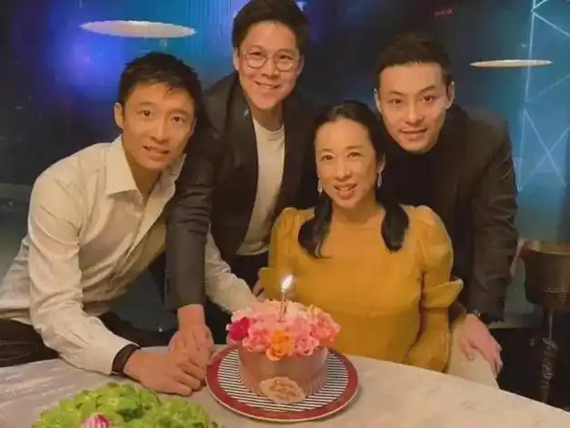 40岁霍启山被赞少年感,即兴发挥演讲引热议,网友:这不比汪峰强|郭晶晶