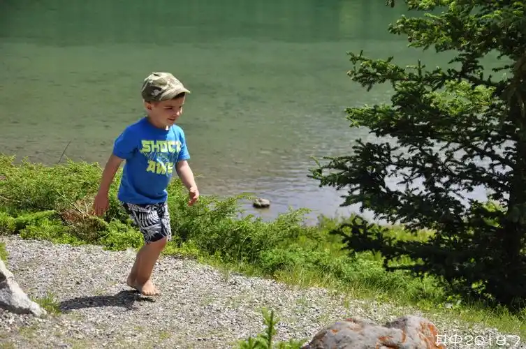 这个小男孩可以的!光脚走在小石子道上,一点不怕疼哟!