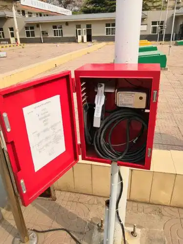 静电接地报警器是否正常报警,接地线有无破损.