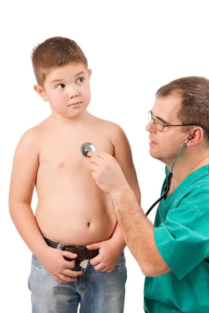 医生在医院检查的小男孩