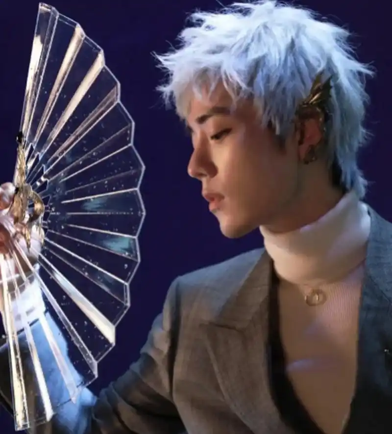 肖战《时尚芭莎》演绎精灵王子银发造型,帅气穿搭十分吸睛.