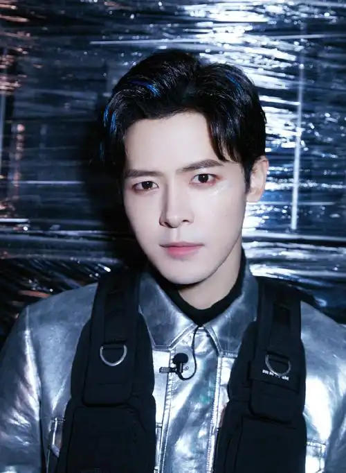 上游时尚|付辛博镭射套装酷帅有型