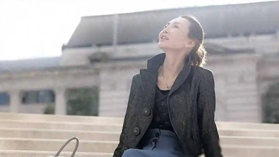 张曼玉低调看展被认出无滤镜素颜曝光60岁真实状态瘦成纸片