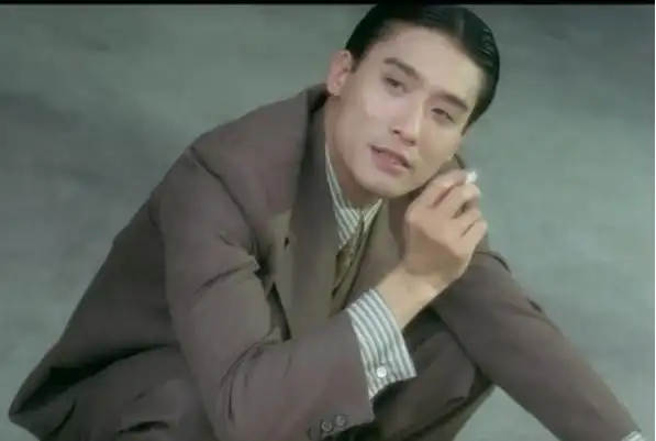 63岁梁家辉吃甜品被小孩求合影弯腰屈膝太亲民脸上胡子花白