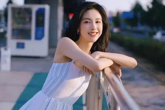 怪不得女艺人的皮肤这么好,水嫩白皙的,看来华为这个防晒神器功不可没