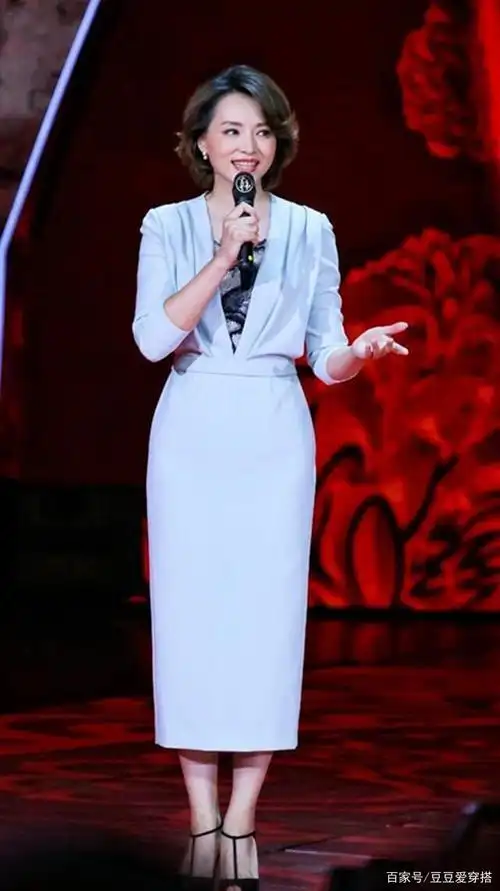 董卿不愧是央视主持人!穿复古刺绣裙短发微微卷起,气质好高级