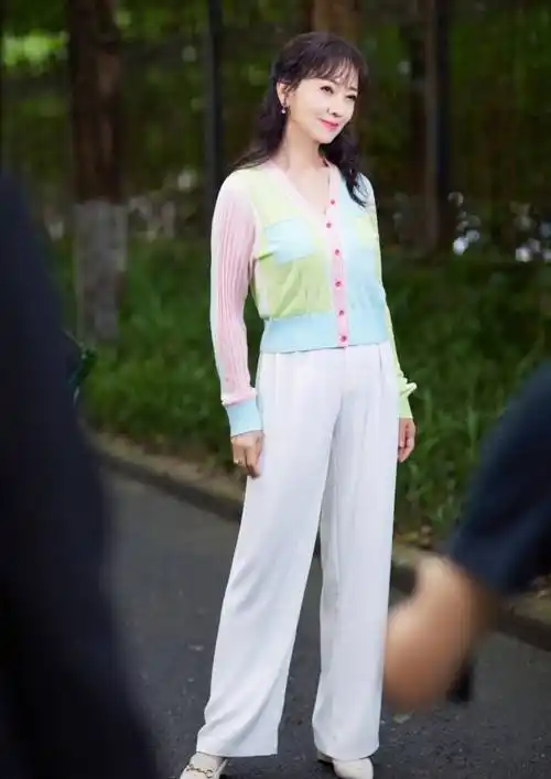 看到69岁的赵雅芝,才发现中年女性衣着艳丽,依然优雅优雅_组合_气质