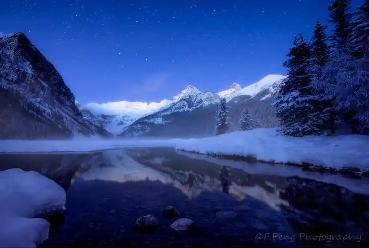 在深蓝色的的天空还闪烁着一颗颗明亮的小星星时就在露易丝湖边等待