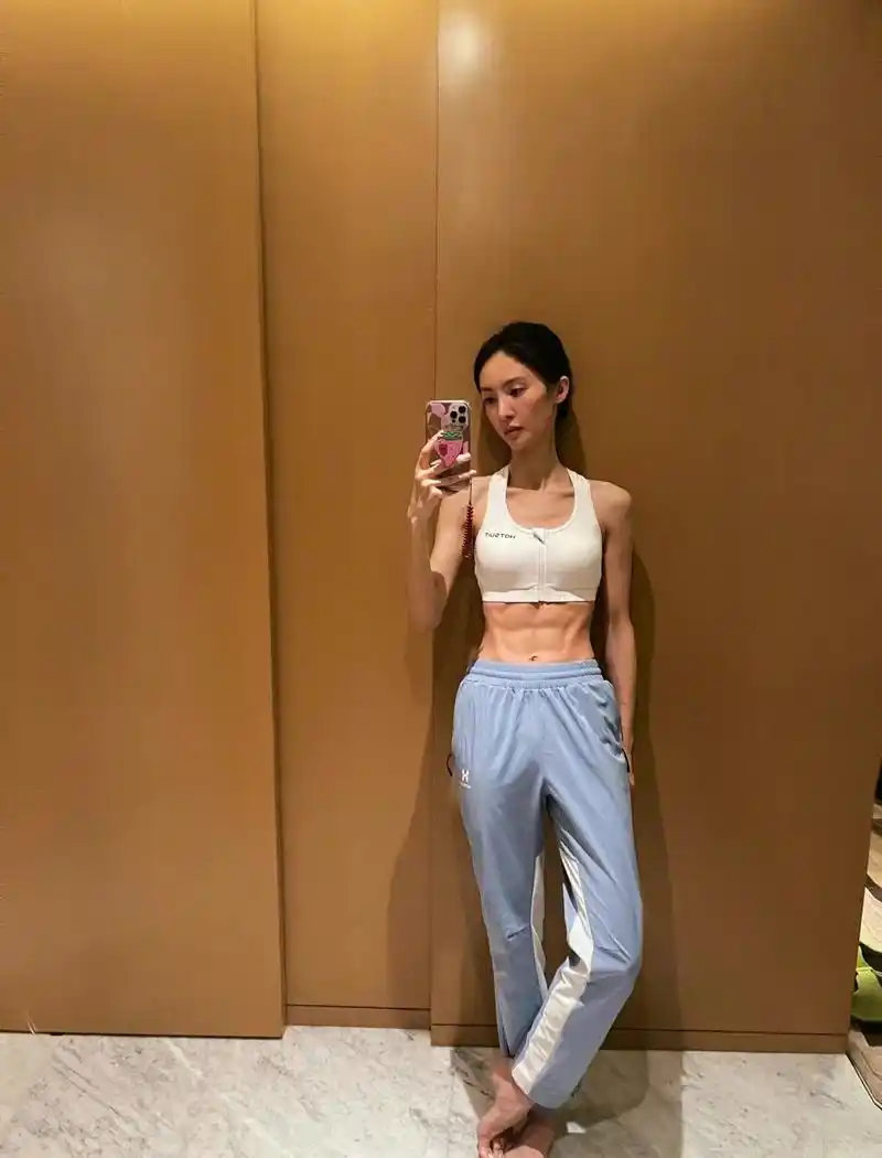 吉娜晒健身照热搜 4块腹肌偷镜 女明星太投入宣传新剧