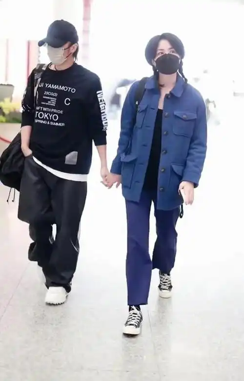 王菲谢霆锋牵手现身,两人身穿休闲装造型,酷帅有范儿