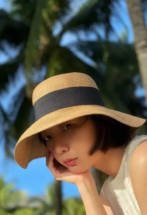 王珞丹自曝被咬48个蚊子包!在脖子上刮痧,素颜逛夜市吃烤鱿鱼