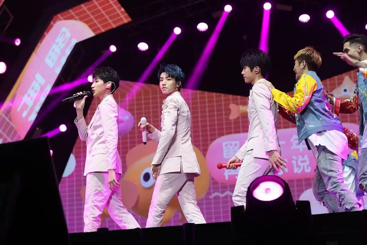 tfboys十年之约演唱会# 现在还有人看掏粪男孩的演唱会吗?