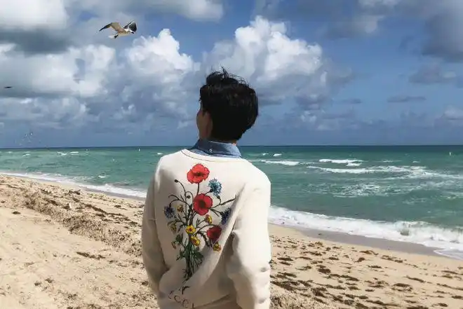 邓伦工作室发布拍戏九宫格看到背影后粉丝笑哭后背有花