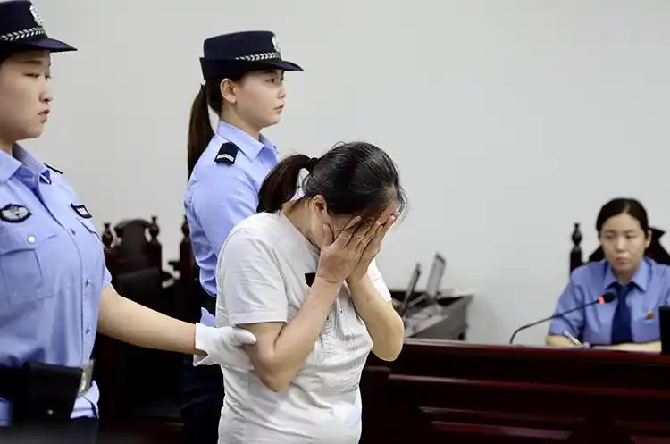 北京海淀连撞8车女司机今日受审 当庭痛哭