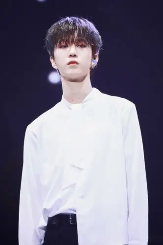 范丞丞帅气图片 范丞丞壁纸图片