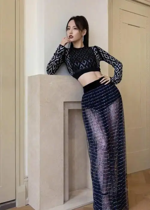 张嘉倪豁出去了!下半身"镂空"拍成大片太魅惑,网友:买超眼瞎