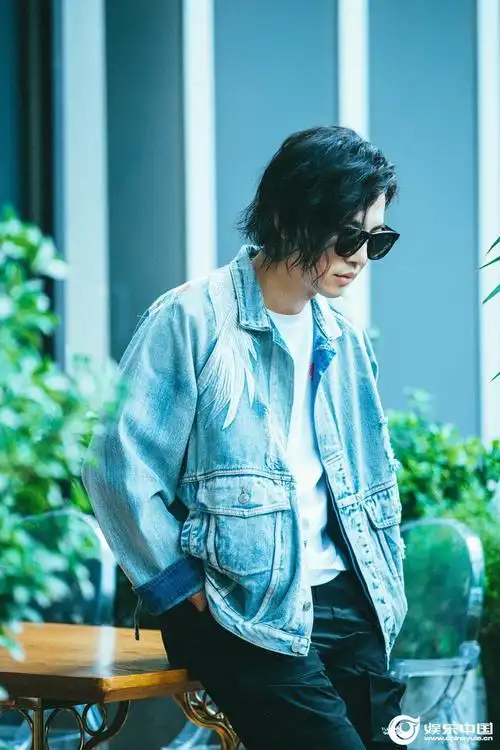 邹廷威街拍写真酷感街头风帅气随性