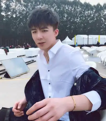 抖音摩登兄弟组合资料:   真实姓名:刘宇宁   昵称:md_摩登兄弟