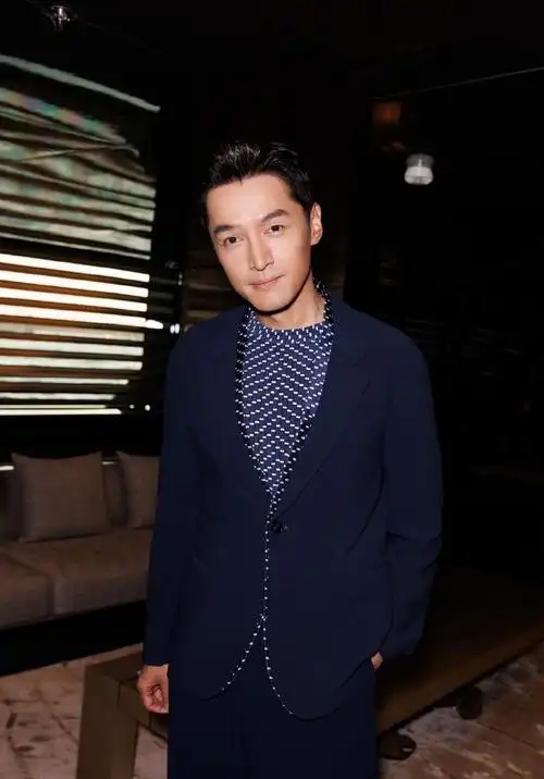 视觉中国镜头下的胡歌#@胡歌一身笔挺西装亮相阿玛尼品牌发布会,帅哥