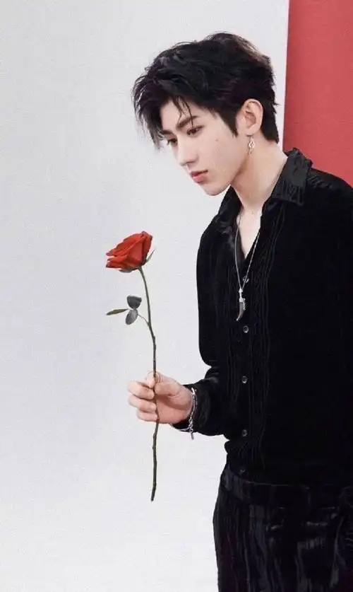 奔跑吧10鲜花主题海报#蔡徐坤奔跑吧鲜花海报手持鲜花,犹如油画中的