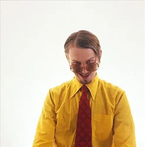 向前,歪头,男青年