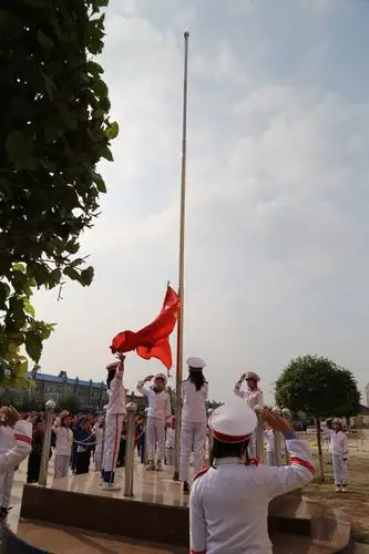 新农小学开展"同升国旗 共唱国歌"主题升旗仪式
