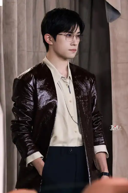 易烊千玺复古红皮衣##vogue时尚之力盛会