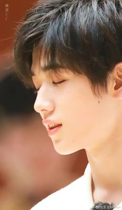 宋亚轩超话#宋亚轩镜头下的秋天随拍#宋亚轩的侧颜真的从小到大都好看